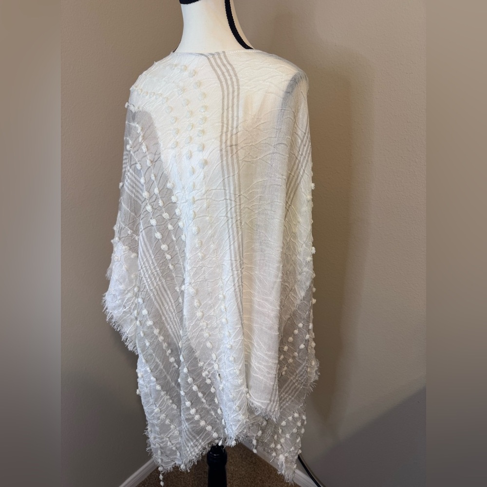 Demdaco Elegant White & Taupe Textured Poncho/Shawl o/s NWOT